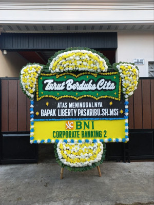Papan Bunga Duka di Larik Kemahan