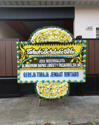 Papan Bunga Duka di Larik Kemahan