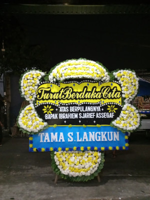 Papan Bunga Duka di Larik Kemahan